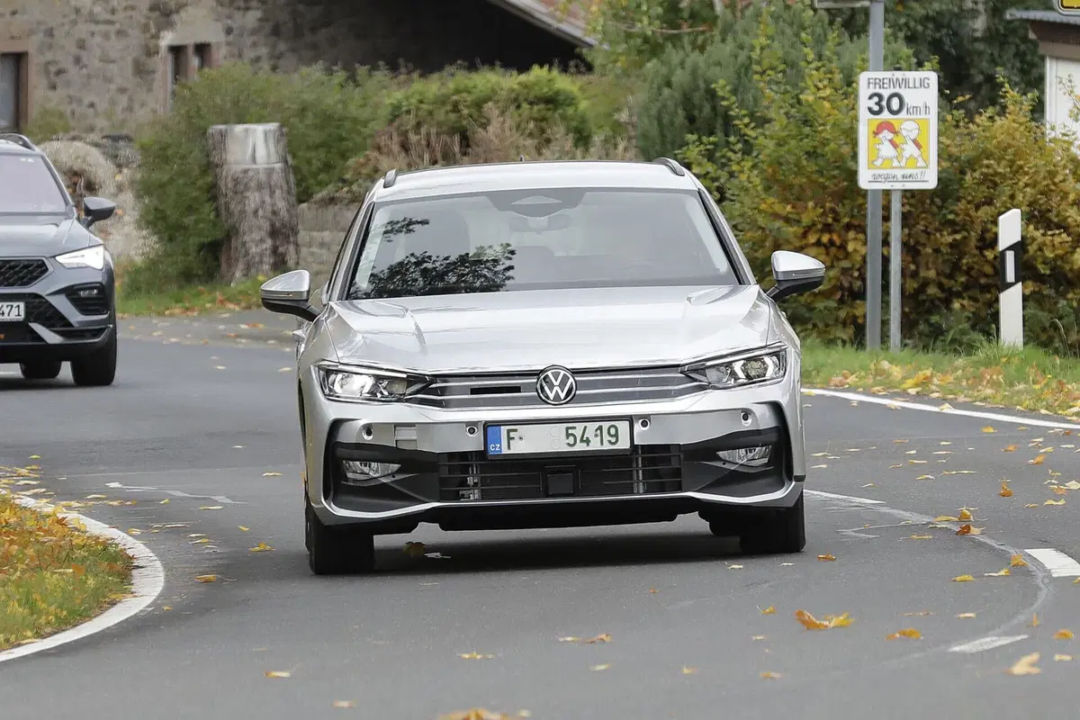 Volkswagen Passat 2023, ecco le foto spia (9)