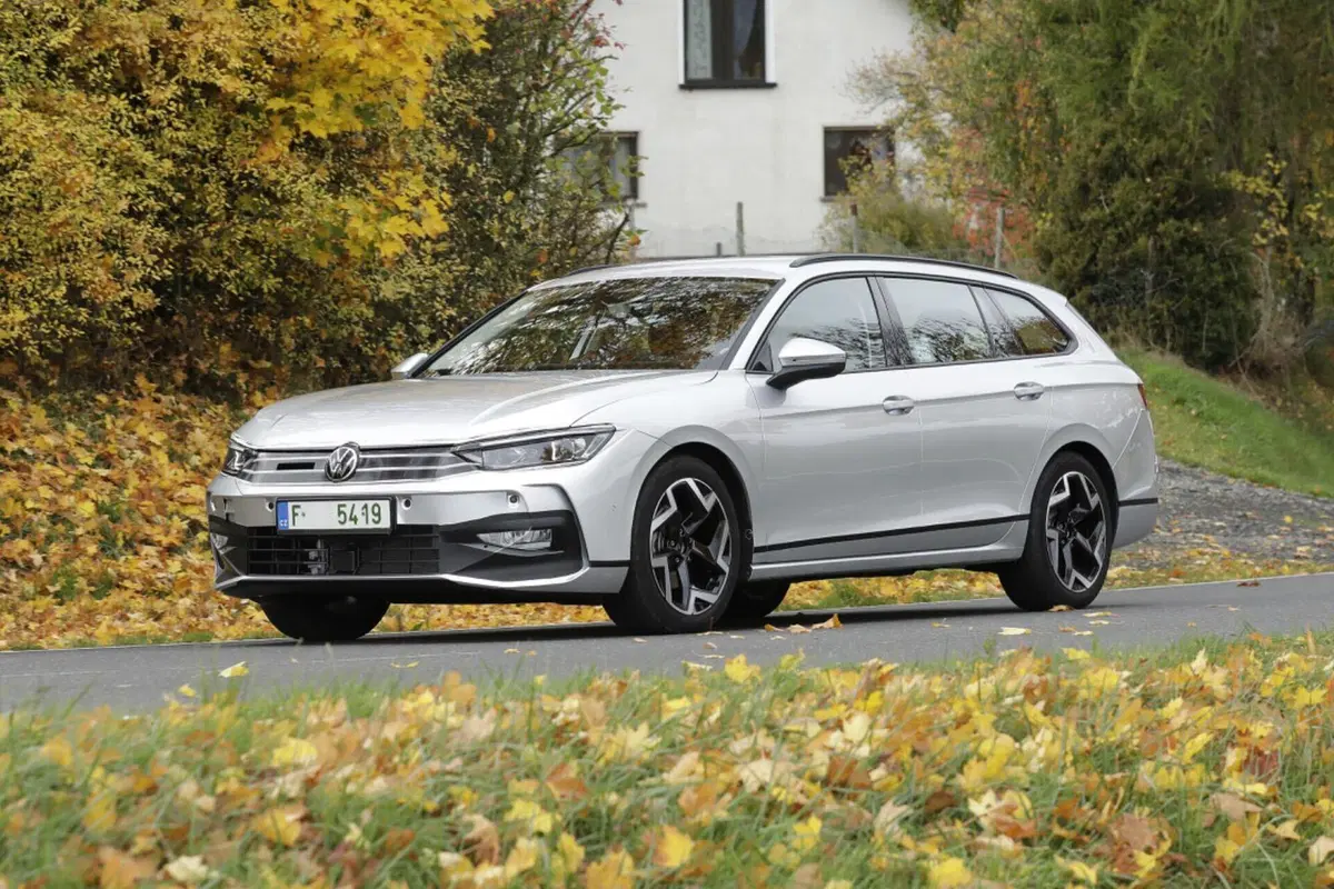 Volkswagen Passat 2023, ecco le foto spia (6)