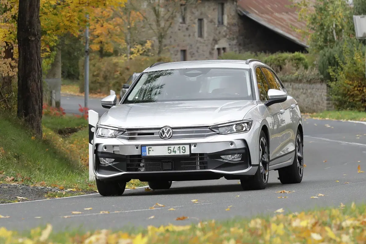Volkswagen Passat 2023, ecco le foto spia (10)