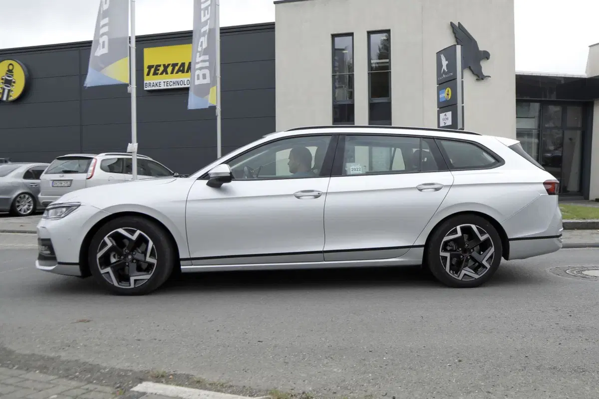 Volkswagen Passat 2023, ecco le foto spia (12)