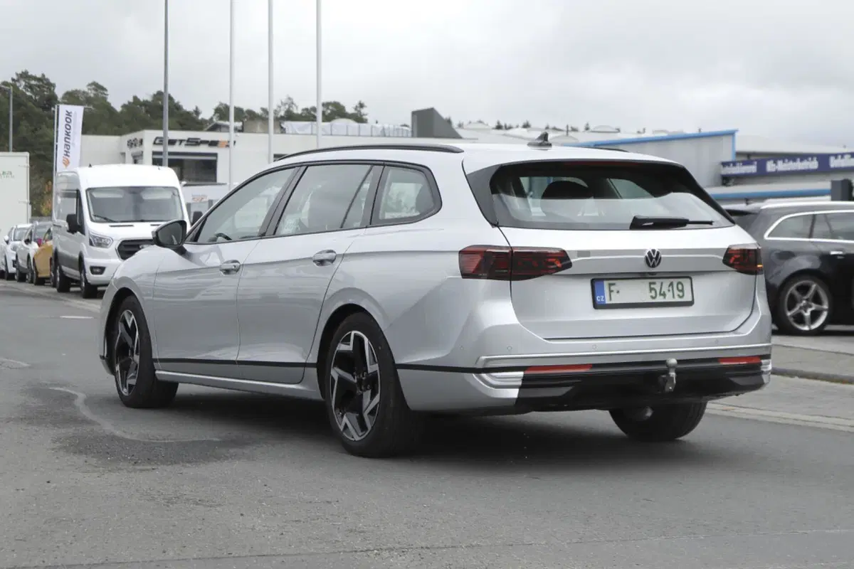 Volkswagen Passat 2023, ecco le foto spia (11)