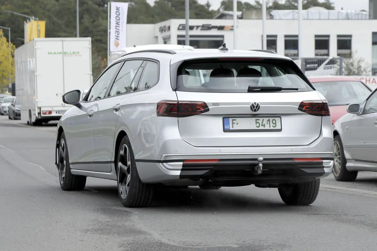 Volkswagen Passat 2023, ecco le foto spia (13)