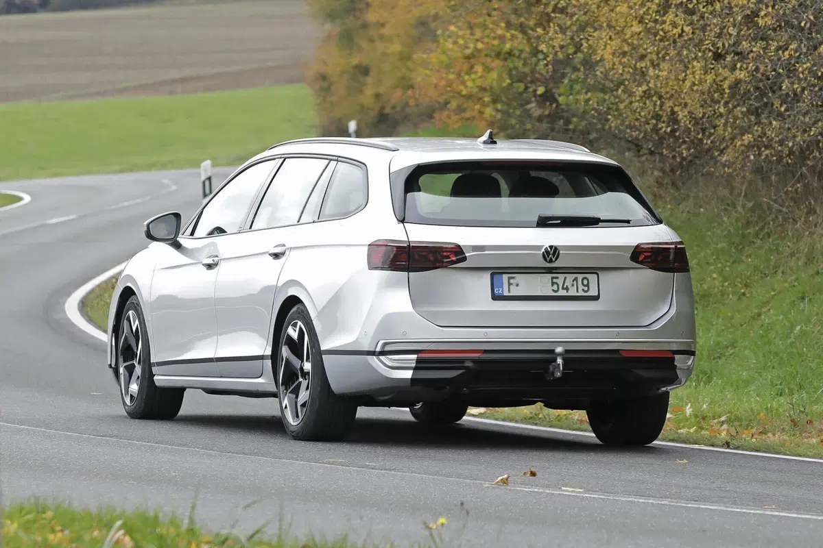 Volkswagen Passat 2023, ecco le foto spia (14)