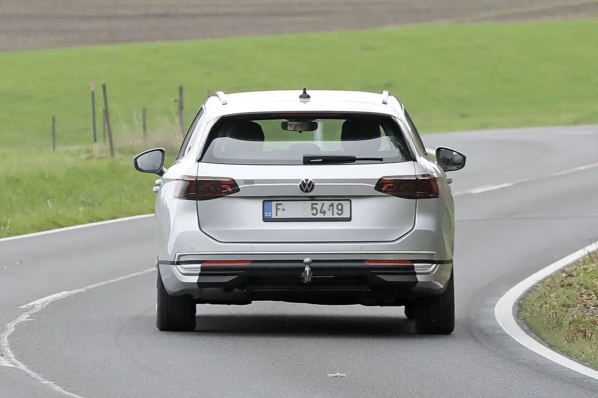 Volkswagen Passat 2023, ecco le foto spia (15)