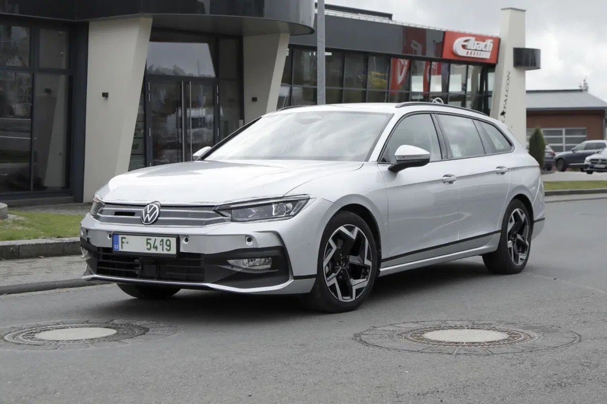 Volkswagen Passat 2023, ecco le foto spia (16)