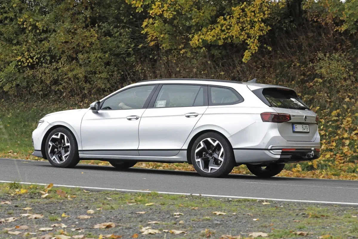 Volkswagen Passat 2023, ecco le foto spia (17)