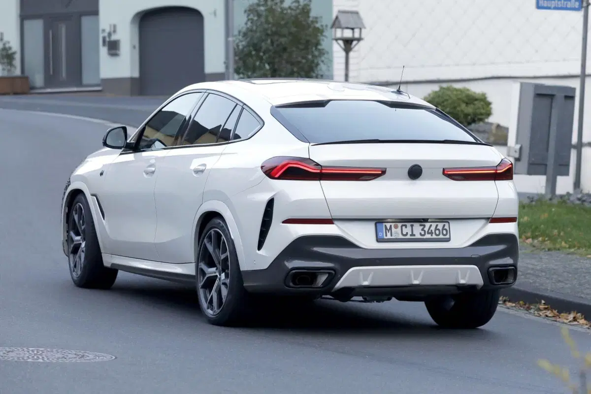 BMW X6 2023, ecco le foto spia del nuovo Facelift  (3)