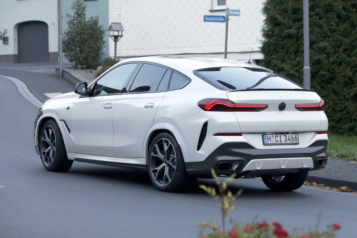BMW X6 2023, ecco le foto spia del nuovo Facelift  (4)