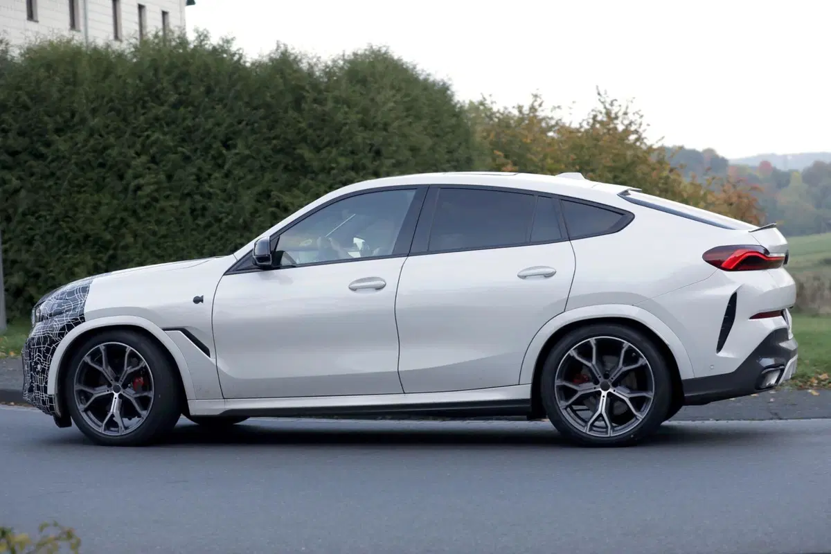 BMW X6 2023, ecco le foto spia del nuovo Facelift  (9)