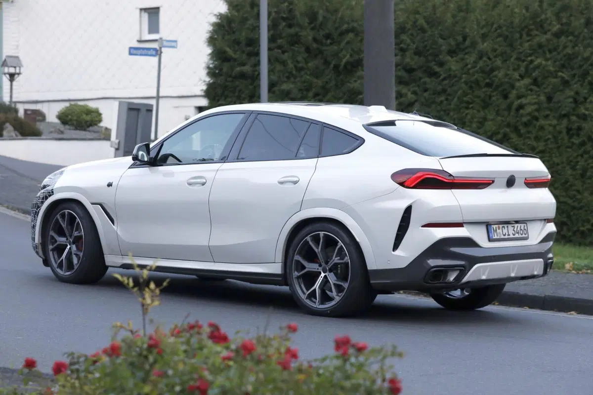 BMW X6 2023, ecco le foto spia del nuovo Facelift  (12)