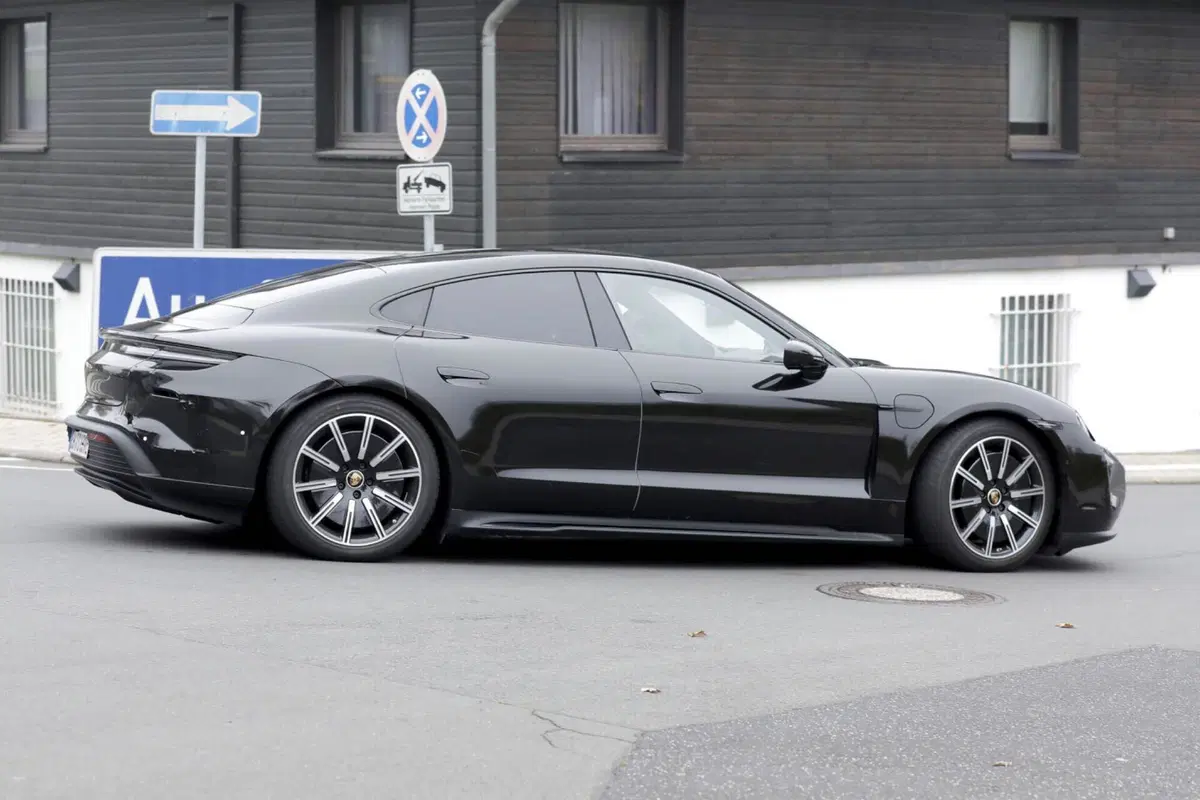 Porsche Taycan, ecco le foto spia del nuovo Facelift  (5)