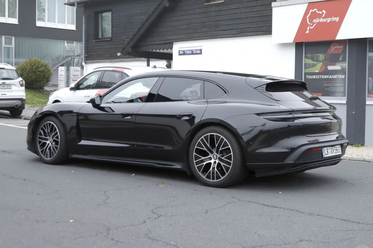 Porsche Taycan, ecco le foto spia del nuovo Facelift  (2)