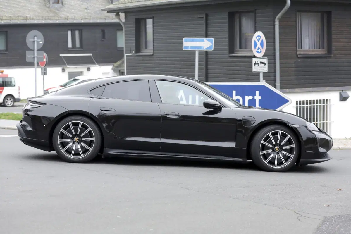 Porsche Taycan, ecco le foto spia del nuovo Facelift  (3)