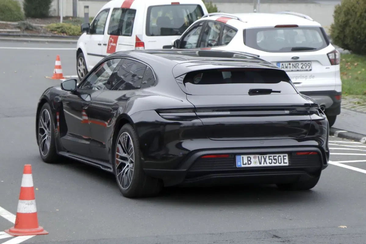 Porsche Taycan, ecco le foto spia del nuovo Facelift  (7)