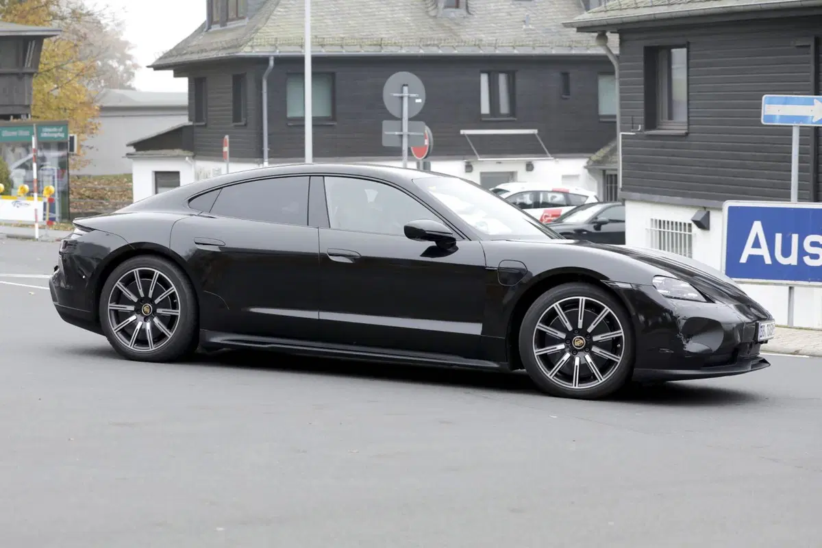 Porsche Taycan, ecco le foto spia del nuovo Facelift  (8)