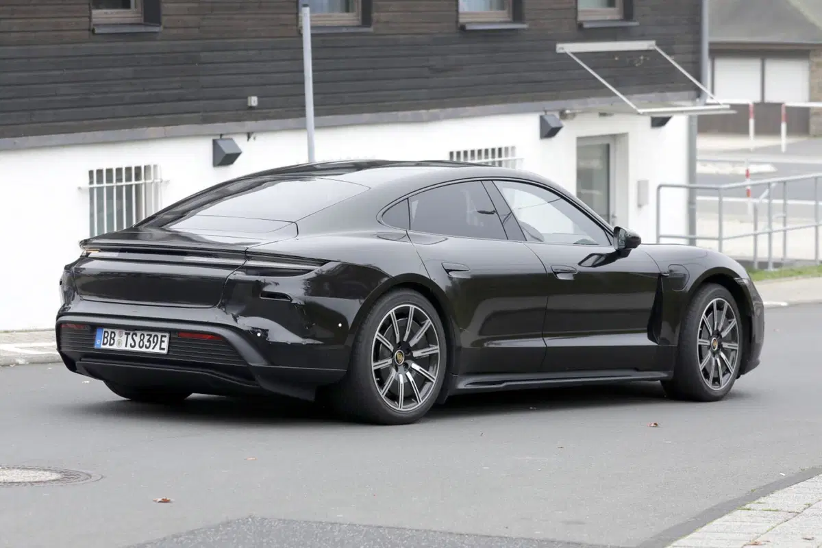Porsche Taycan, ecco le foto spia del nuovo Facelift  (4)