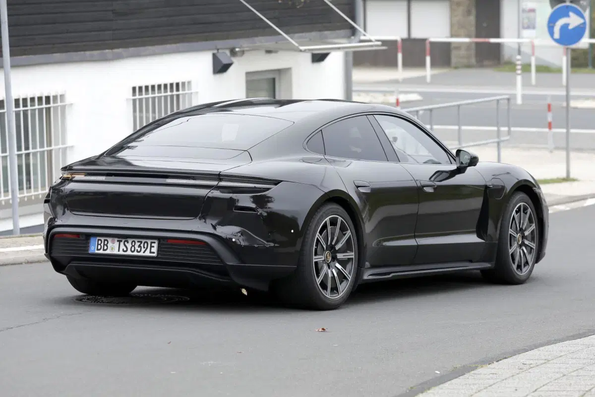 Porsche Taycan, ecco le foto spia del nuovo Facelift  (6)