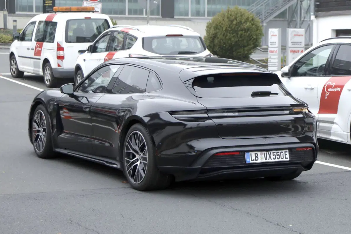 Porsche Taycan, ecco le foto spia del nuovo Facelift  (9)