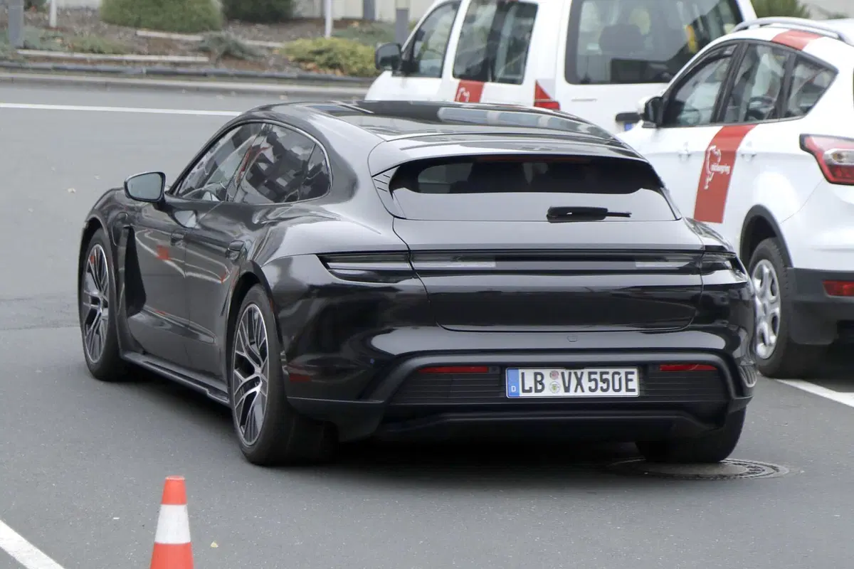 Porsche Taycan, ecco le foto spia del nuovo Facelift  (10)