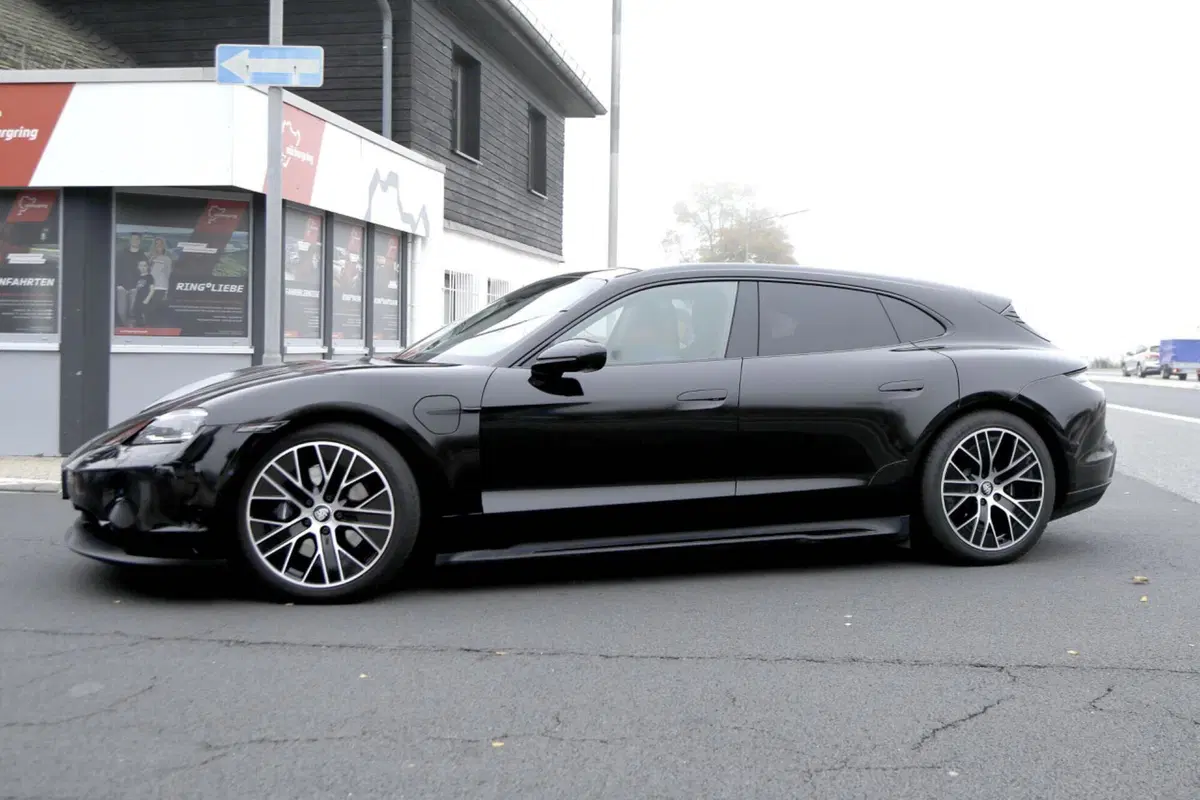 Porsche Taycan, ecco le foto spia del nuovo Facelift  (11)