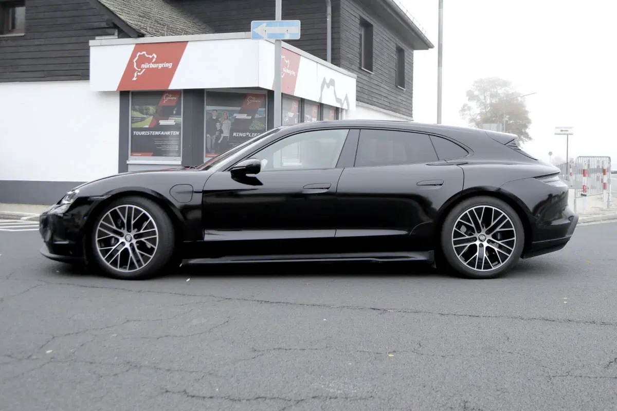 Porsche Taycan, ecco le foto spia del nuovo Facelift  (12)
