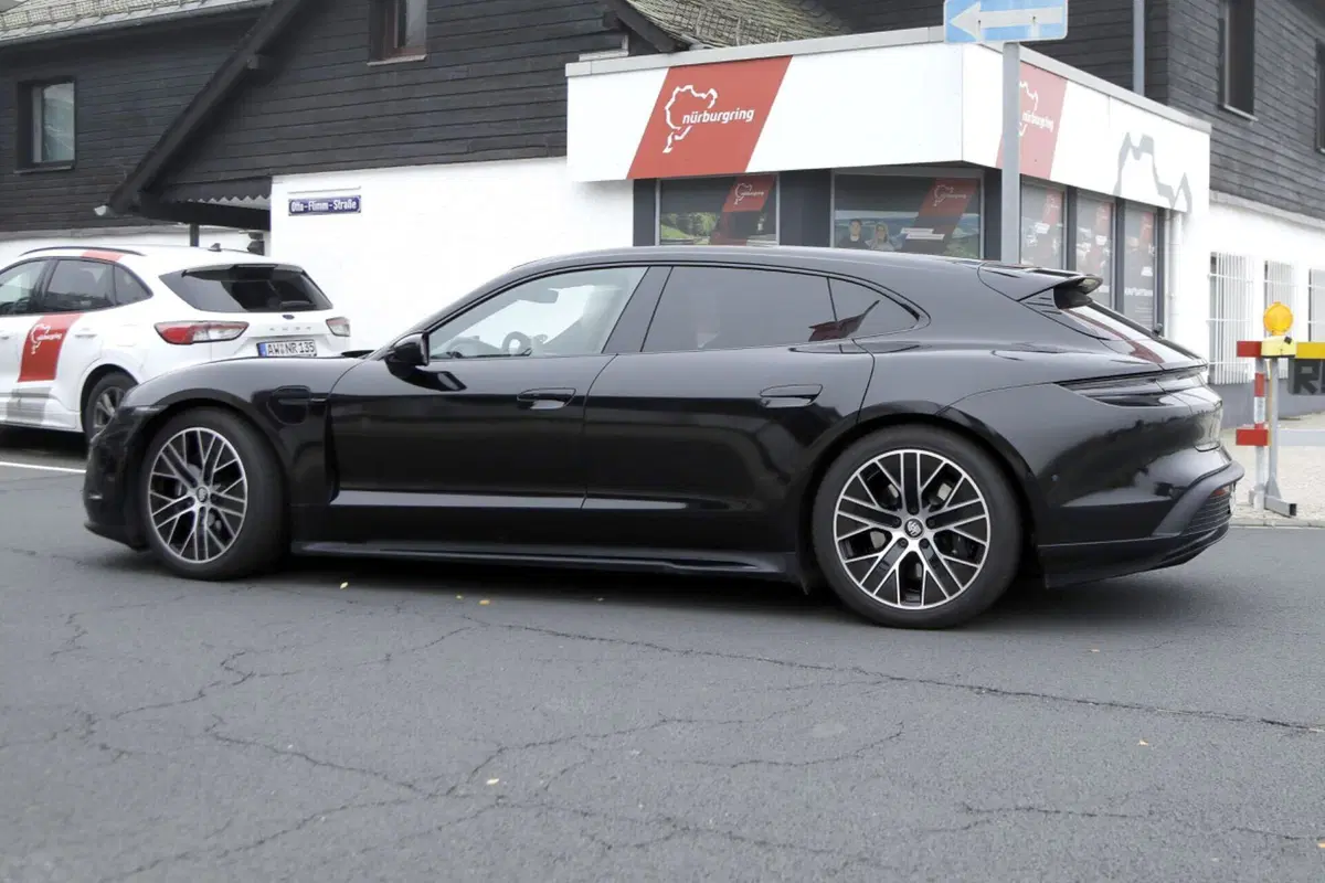 Porsche Taycan, ecco le foto spia del nuovo Facelift  (13)