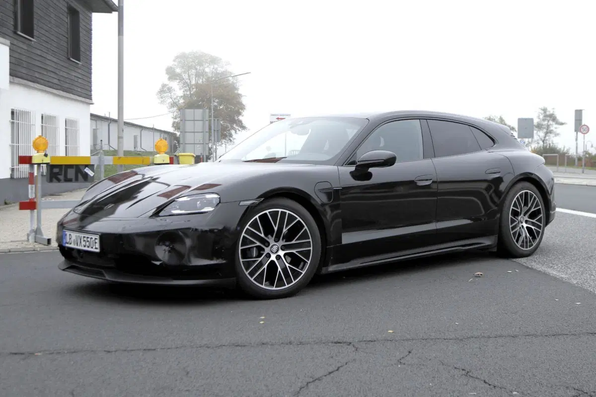 Porsche Taycan, ecco le foto spia del nuovo Facelift  (14)