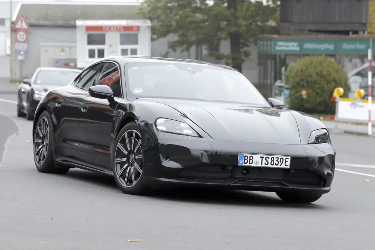 Porsche Taycan, ecco le foto spia del nuovo Facelift  (15)