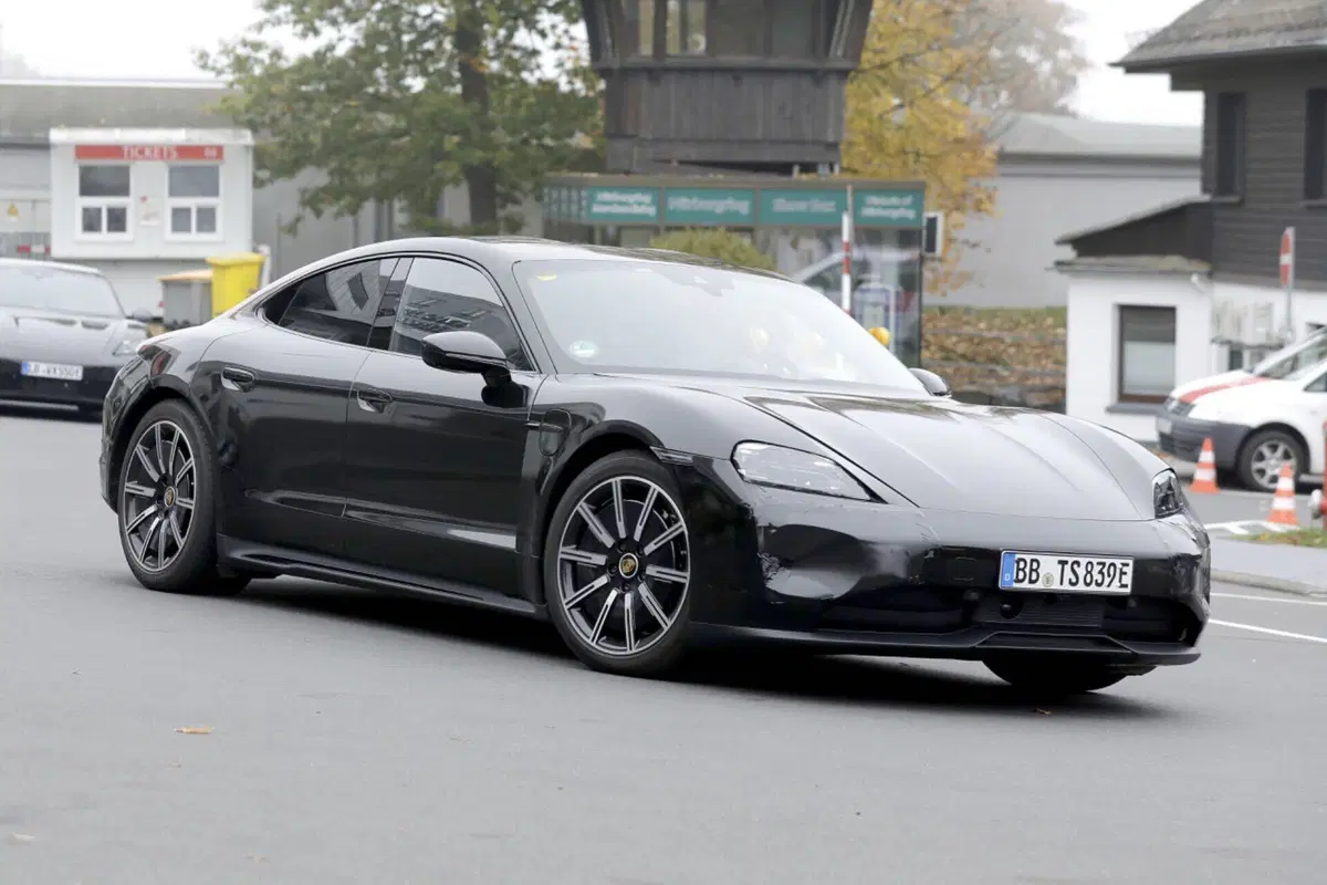 Porsche Taycan, ecco le foto spia del nuovo Facelift  (17)