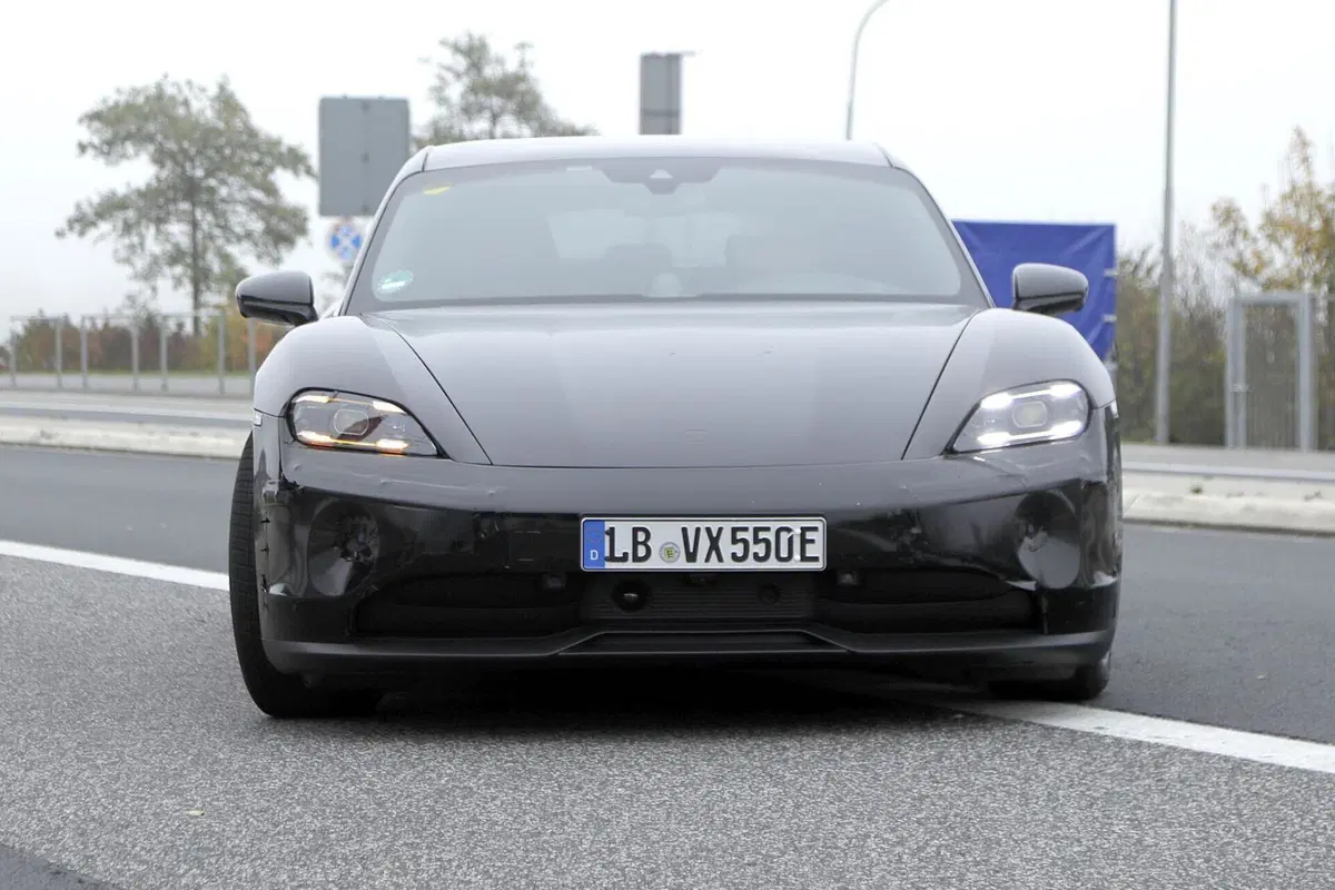 Porsche Taycan, ecco le foto spia del nuovo Facelift  (18)