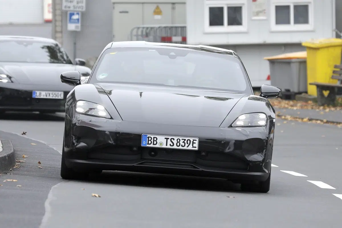 Porsche Taycan, ecco le foto spia del nuovo Facelift  (19)