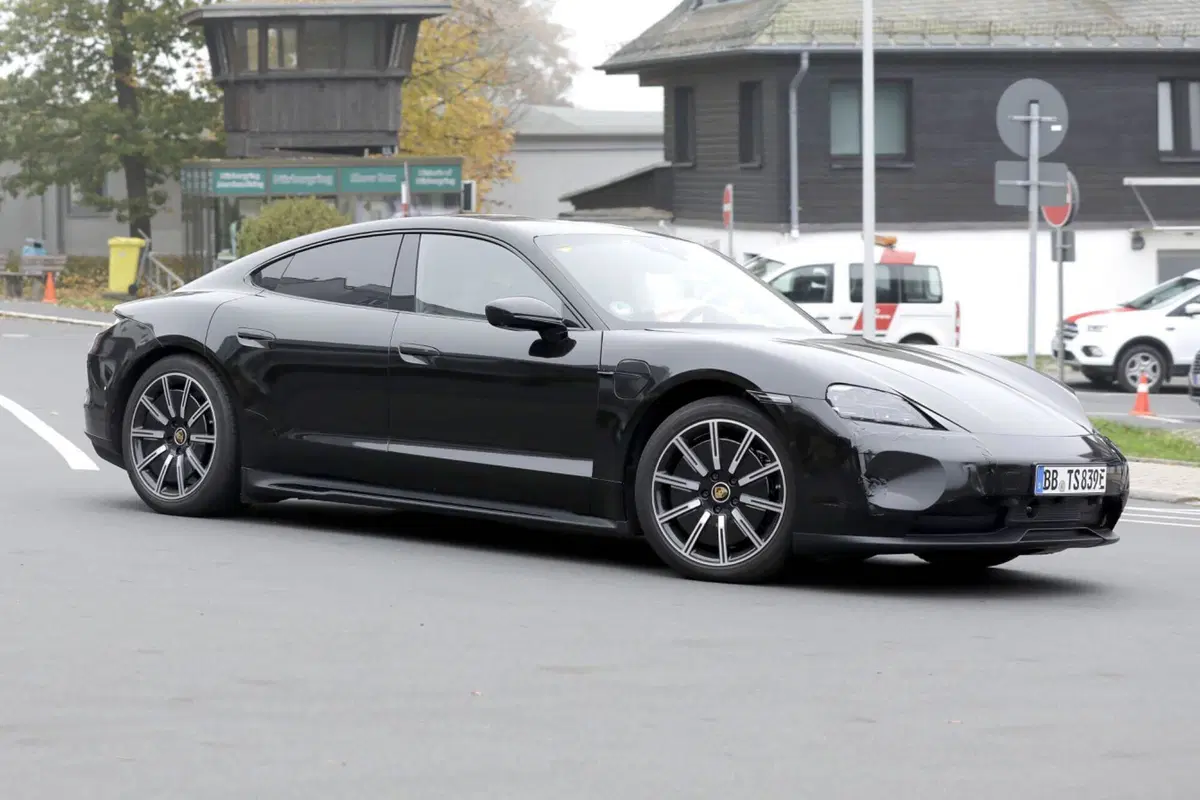 Porsche Taycan, ecco le foto spia del nuovo Facelift  (20)