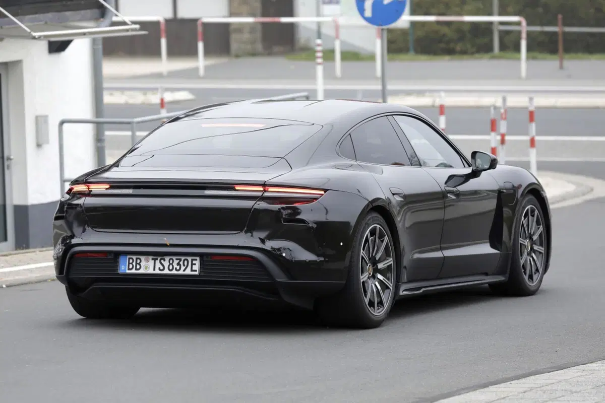 Porsche Taycan, ecco le foto spia del nuovo Facelift  (21)