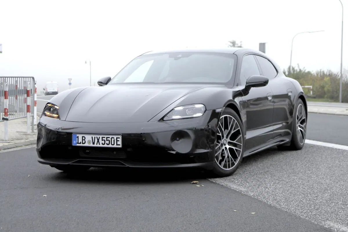 Porsche Taycan, ecco le foto spia del nuovo Facelift  (22)