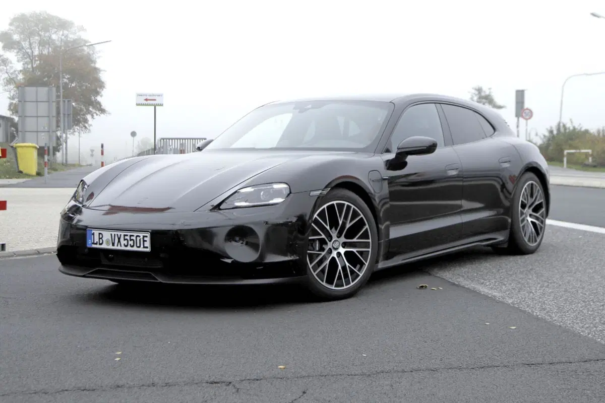 Porsche Taycan, ecco le foto spia del nuovo Facelift  (23)