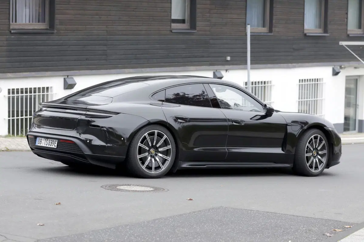 Porsche Taycan, ecco le foto spia del nuovo Facelift  (24)