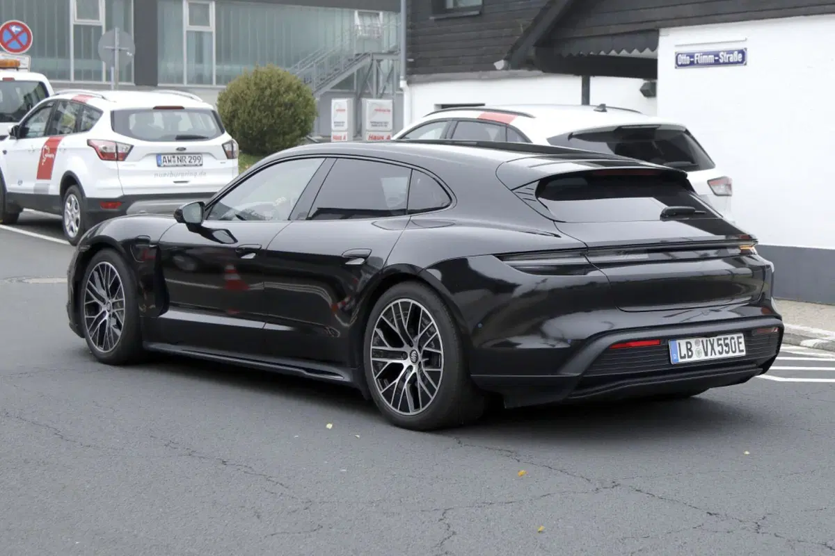 Porsche Taycan, ecco le foto spia del nuovo Facelift  (25)
