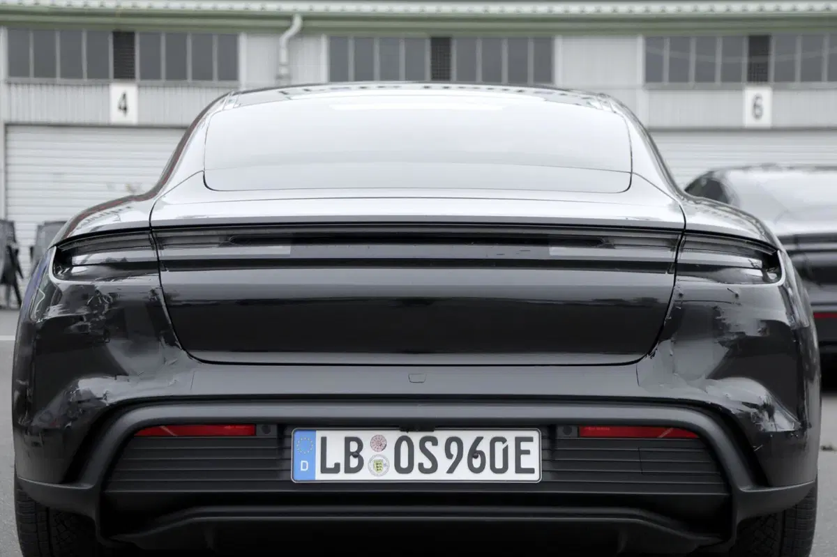 Porsche Taycan, ecco le foto spia del nuovo Facelift  (26)