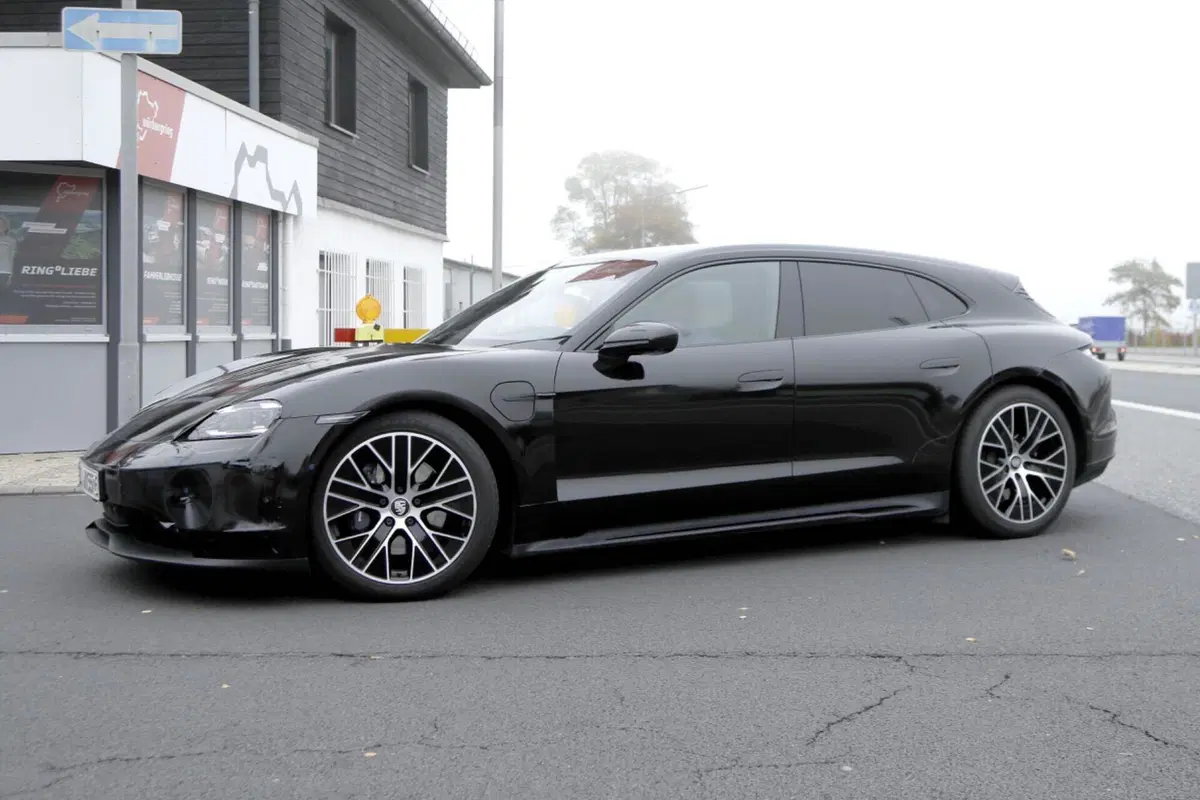 Porsche Taycan, ecco le foto spia del nuovo Facelift  (27)