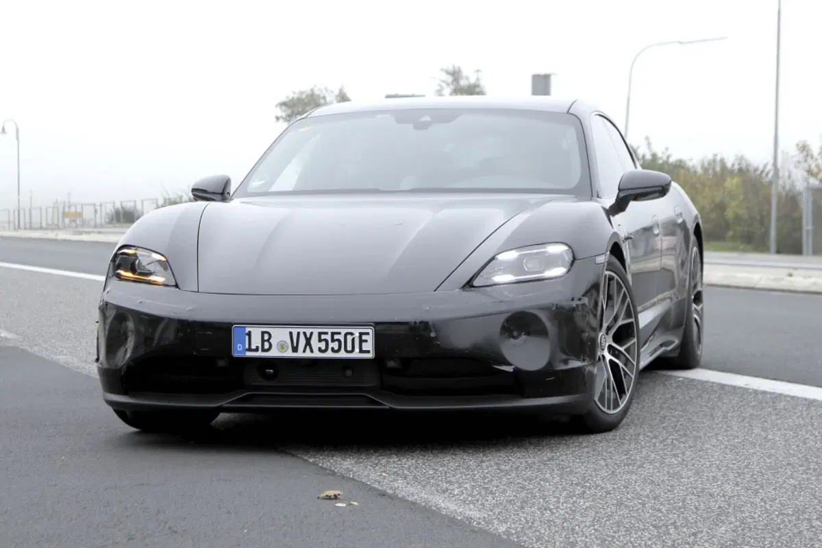Porsche Taycan, ecco le foto spia del nuovo Facelift  (16)