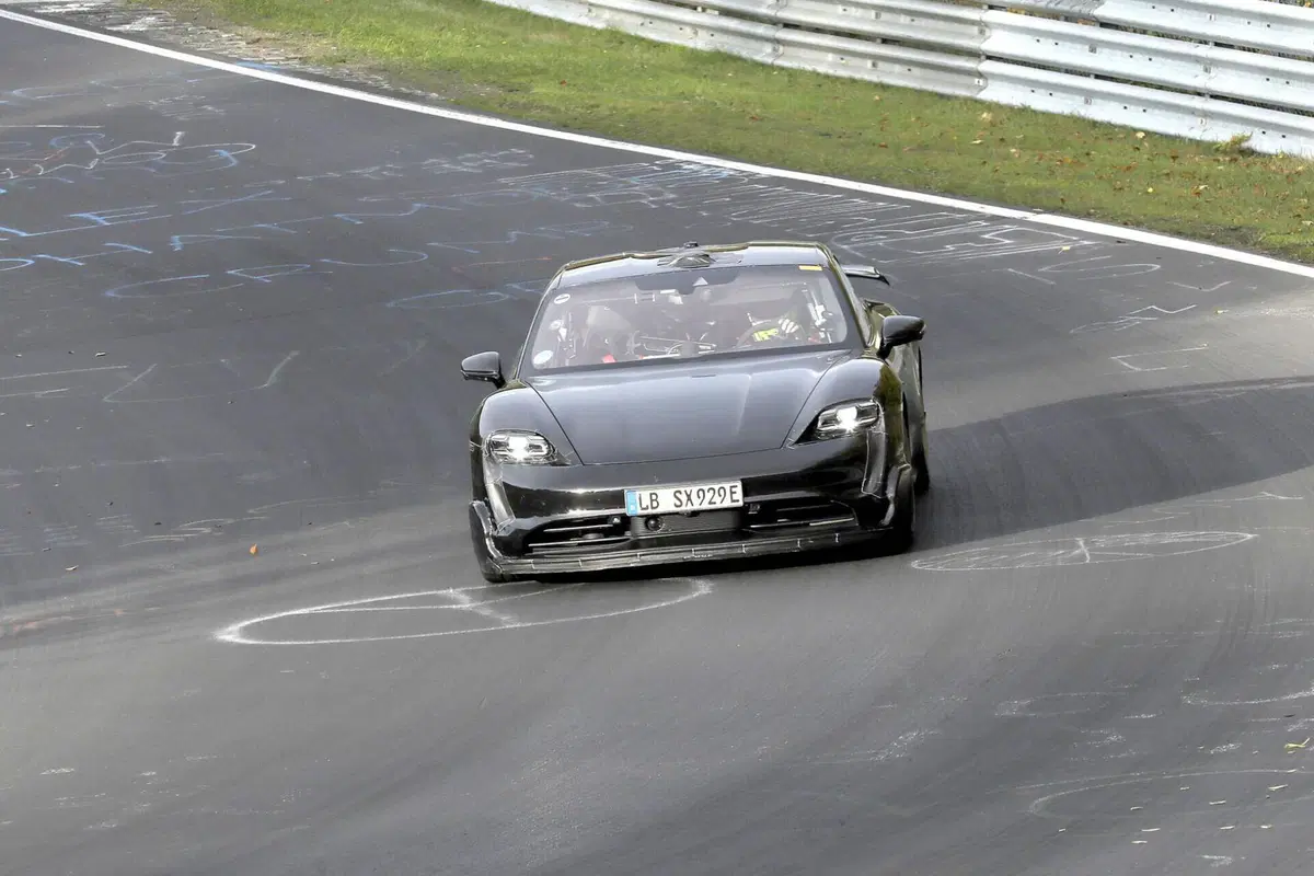 Porsche Taycan, in arrivo una versione con 1.000 Cv (2)