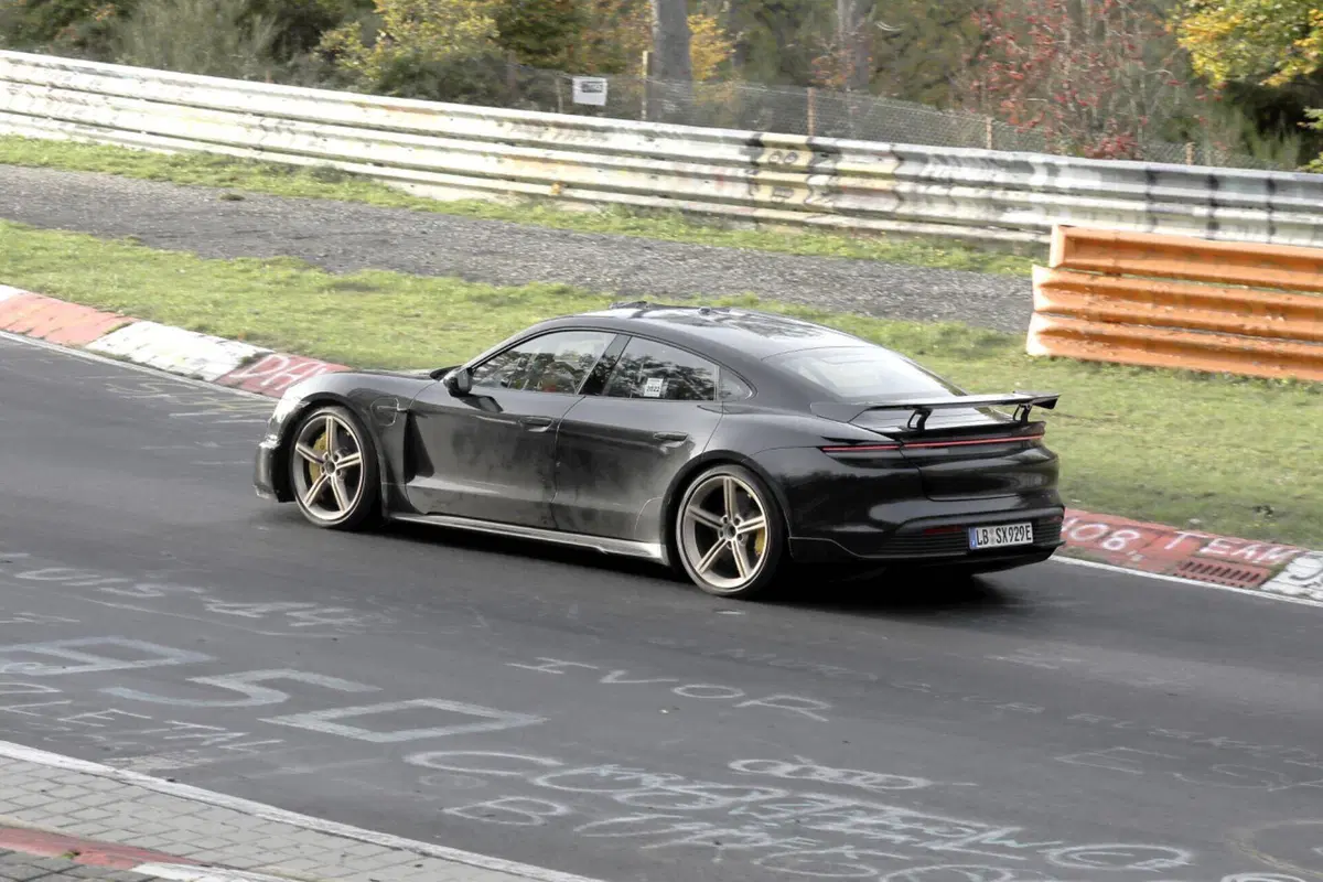 Porsche Taycan, in arrivo una versione con 1.000 Cv (6)
