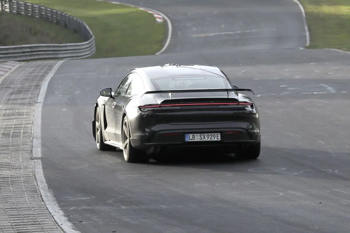 Porsche Taycan, in arrivo una versione con 1.000 Cv (9)