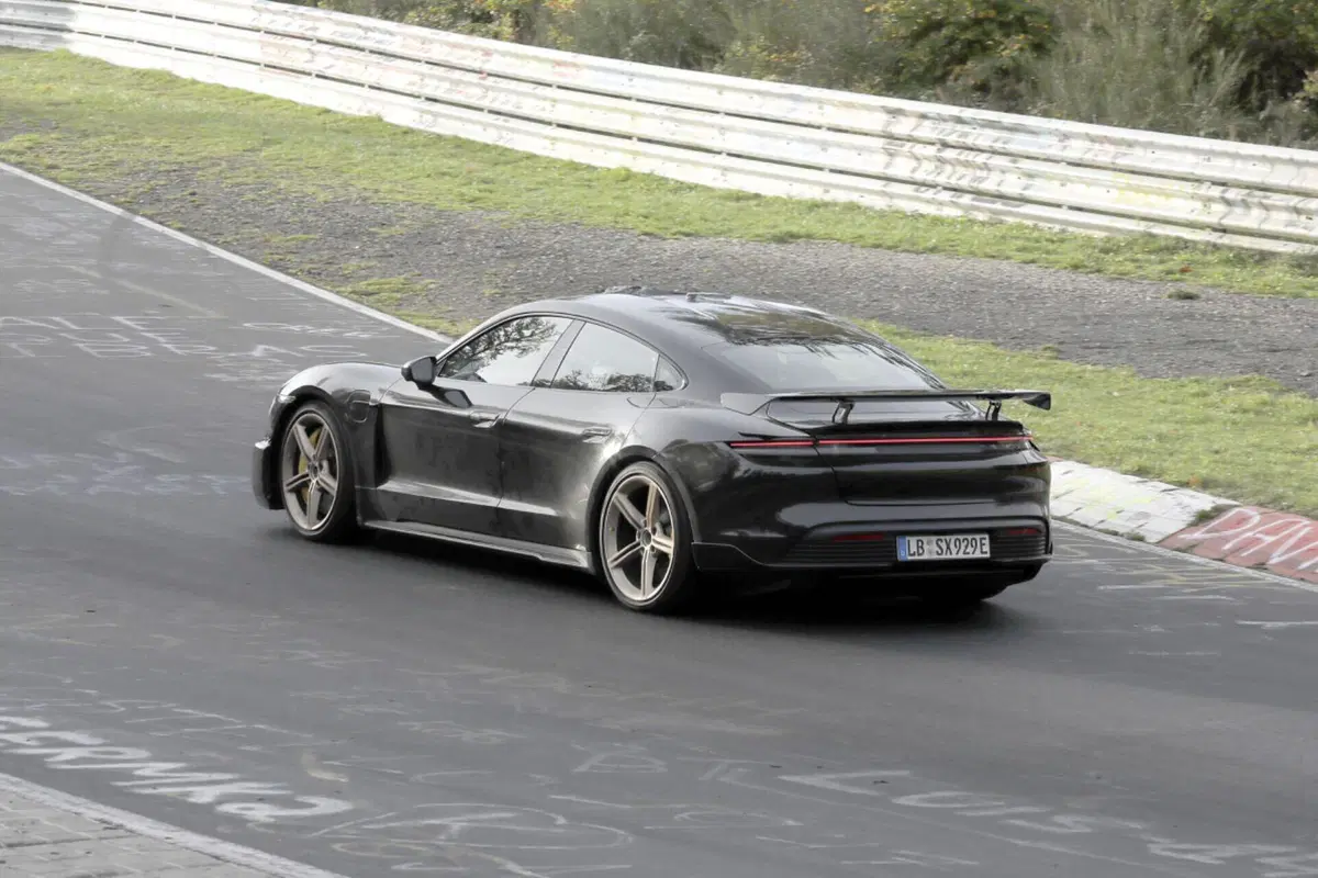 Porsche Taycan, in arrivo una versione con 1.000 Cv (11)
