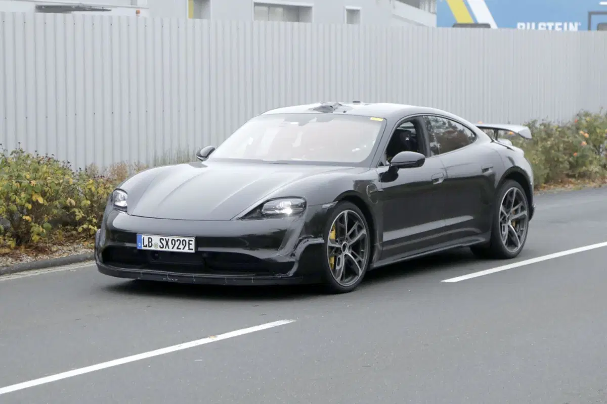 Porsche Taycan, in arrivo una versione con 1.000 Cv (12)