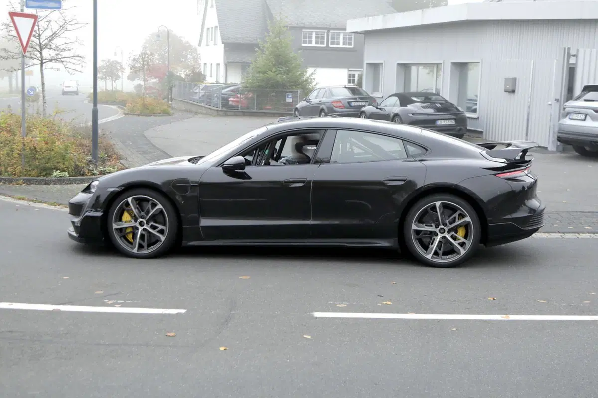 Porsche Taycan, in arrivo una versione con 1.000 Cv (15)
