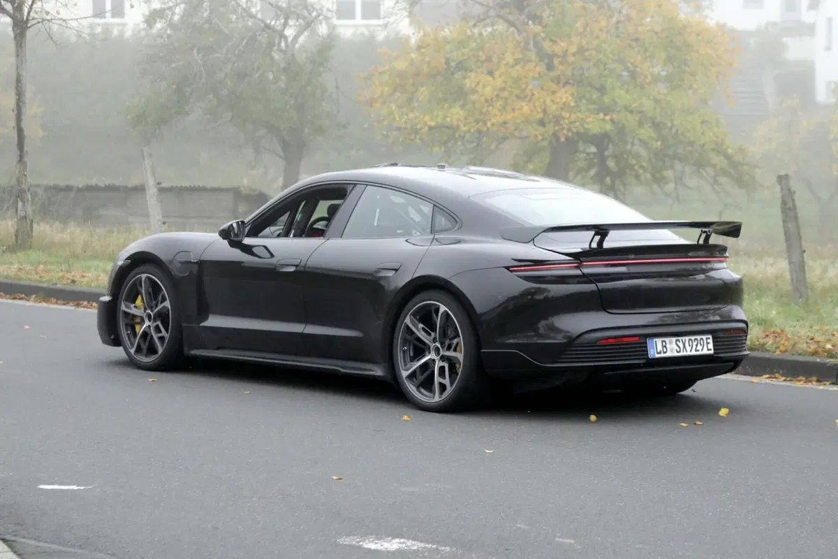 Porsche Taycan, in arrivo una versione con 1.000 Cv (18)