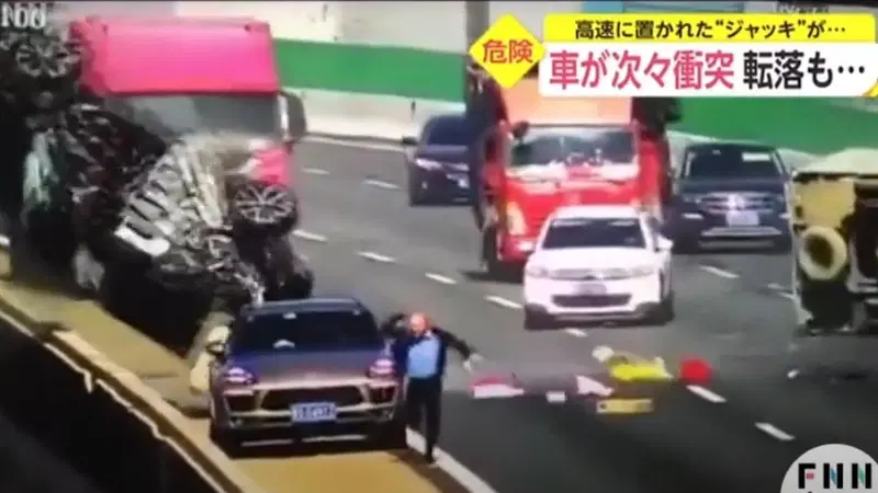 Immagini forti: in Cina sbanda e butta l'auto nell'abisso [VIDEO]