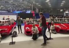 Ferrari imbrattate dagli attivisti al Salone di Parigi 2022 [VIDEO]