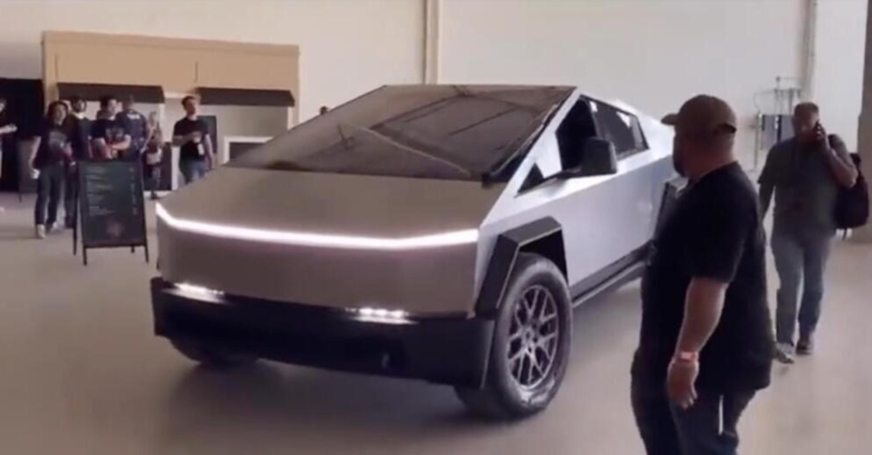 Tesla Cybertruck: la versione definitiva, ecco come si muove in manovra [VIDEO]